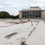 Dostavbu povrchu před divadlem